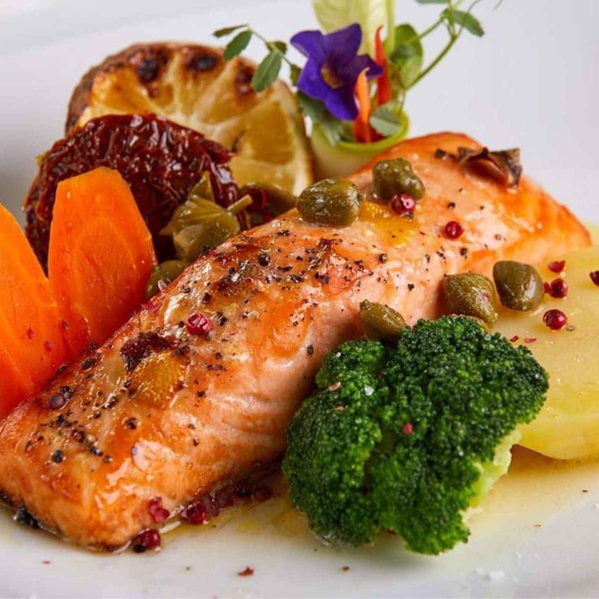 File de somon pe plita cu sos de lamaie si legume posate ~680 g